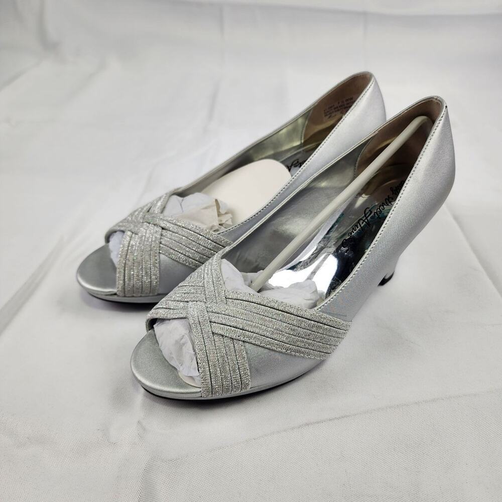 Easy Street Alive@5 Lavish Silver Satin Glitter Peep Toe Heels 7.5 WW